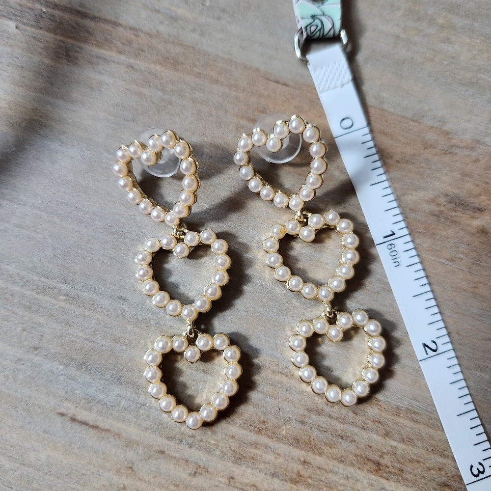 Elegant Pearl Heart Earrings - Picture 5 of 6